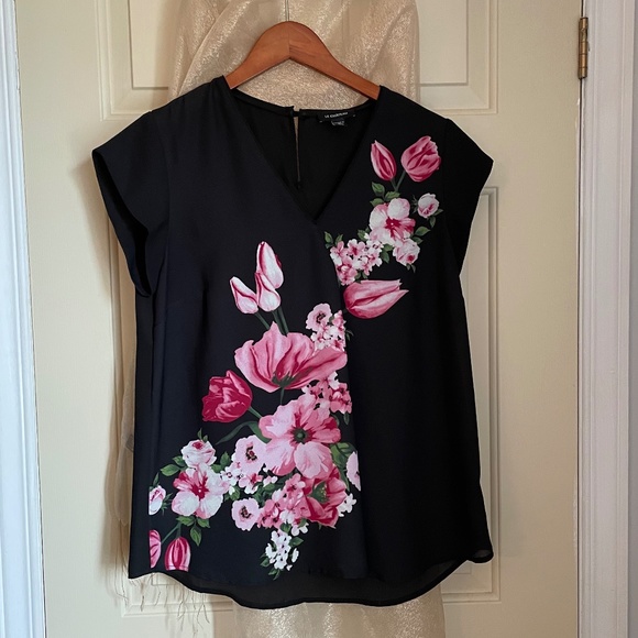 Flowery top - Picture 1 of 2